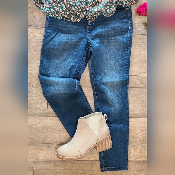 Simply Vera Vera Wang Denim - Hardly Worn- SIMPLY VERA, VERA WANG -High-Rise Skinny Jeans- Size 12P - Like New